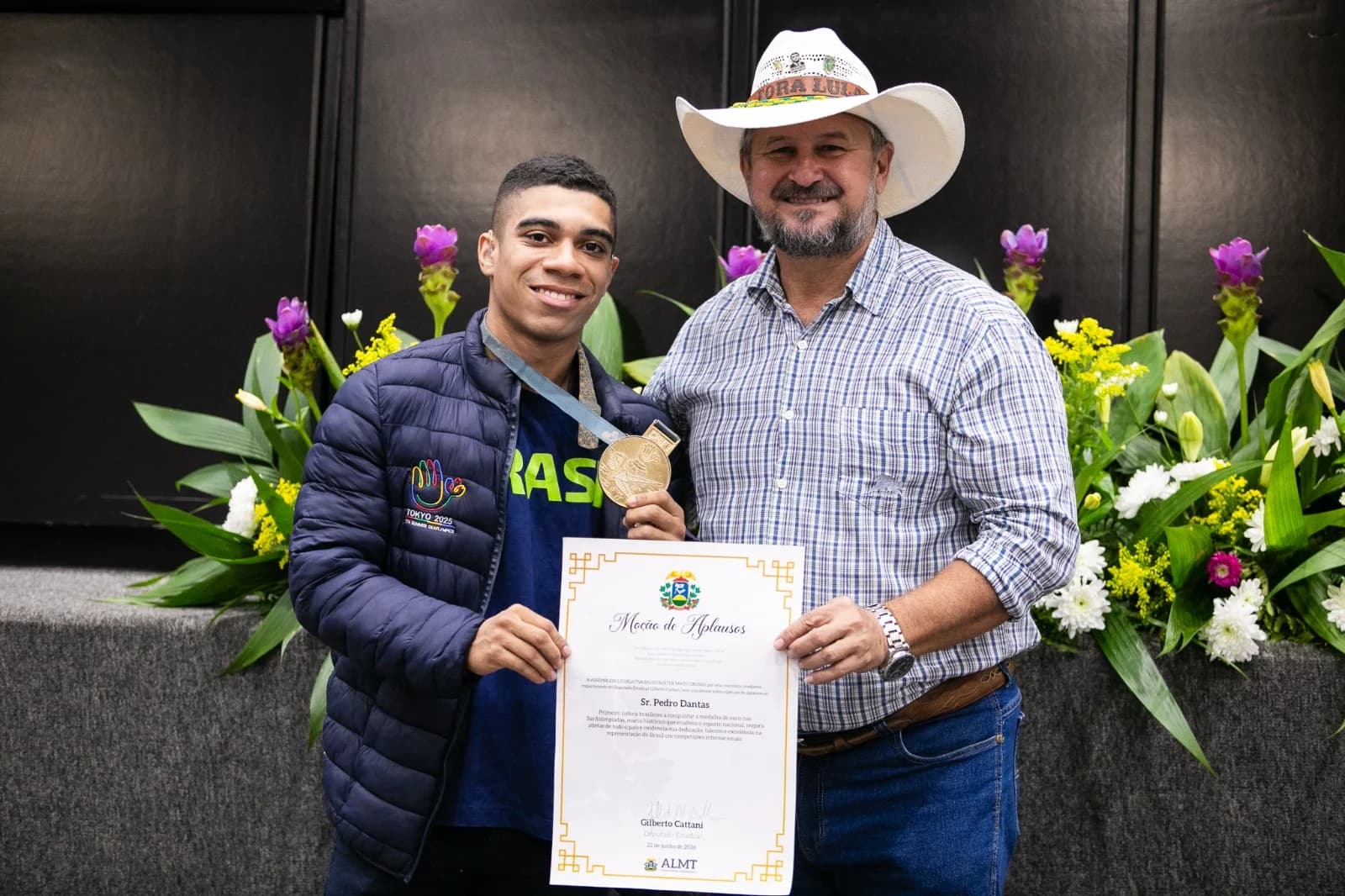 Pedro Dantas, judoca surdo mato-grossense, medalhista de ouro nas Surdolimpíadas de Tóquio 2025, ao lado do deputado Gilberto Cattani durante a sessão de homenagem na ALMT